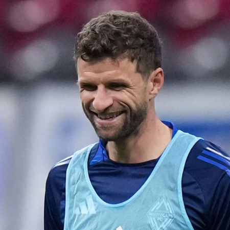 Müller lässt Funktionärsrolle bei Bayern offen – und scherzt über Rummenigge-Parallele