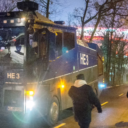 „Für Wasserwerfer die Party bezahlen?“: Hellmanns Kritik an Polizeikosten