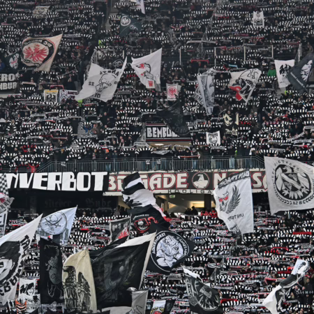 Unglück in der Heimkurve: Zwei Eintracht-Fans schwer verletzt